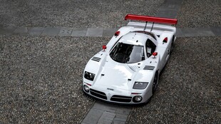 白色赛车停于路面