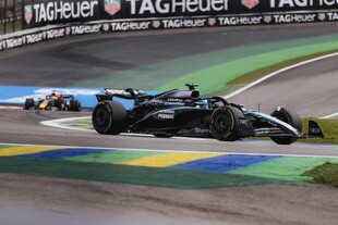 赛车飞驰于赛道