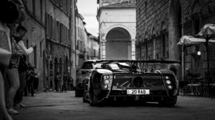 复古街道上的敞篷老爷车