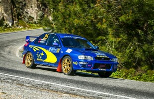 蓝色赛车弯道疾驰