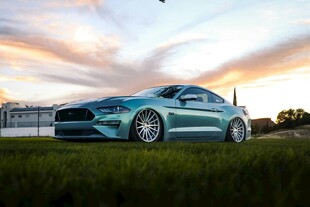 夕阳下的蓝色跑车