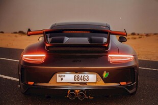 黑色跑车尾部特写