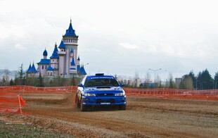 蓝车在城堡前赛道飞驰