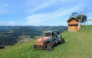 草原上的复古车与木屋