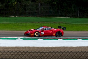 红色赛车驰骋赛道