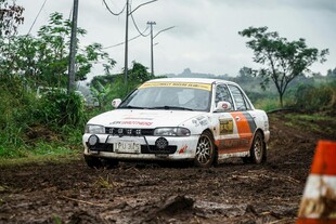 越野赛车驰骋泥泞赛道