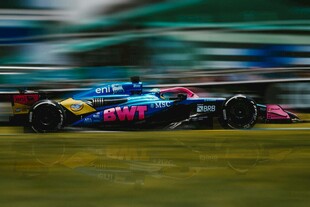 高速飞驰的红蓝赛车