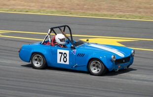 蓝色敞篷赛车赛道飞驰