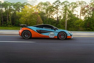 公路上疾驰的炫酷赛车