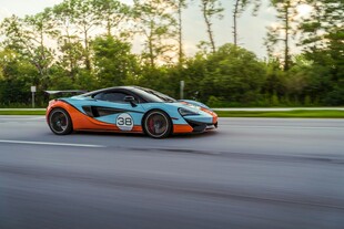 赛道上的炫酷蓝橙赛车