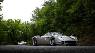 公路上的银色酷炫跑车