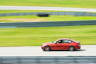 红色跑车赛道飞驰