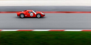 赛道上飞驰的红色赛车