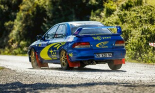 蓝色赛车行驶在乡间小道