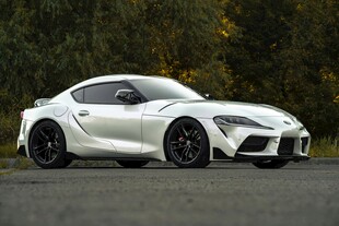 白色炫酷跑车外观展示