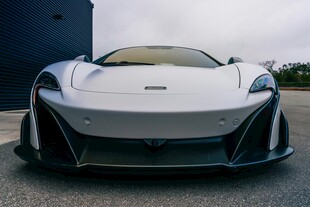 炫酷白色超跑正面特写