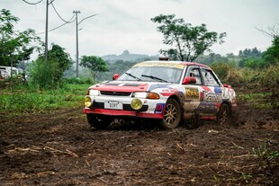 越野赛车驰骋泥泞赛道