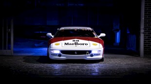 炫酷跑车于暗光中亮相