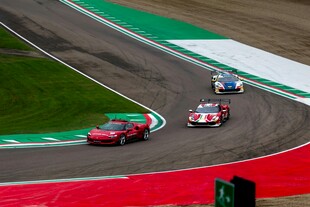 赛道上的多辆赛车竞速