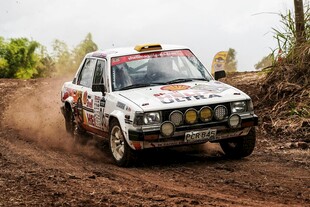 越野赛车驰骋于泥泞赛道