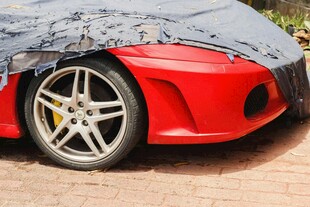 红色跑车局部特写