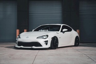 白色酷炫改装跑车