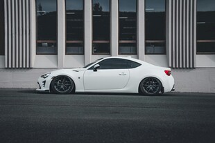 白色炫酷跑车停于楼前