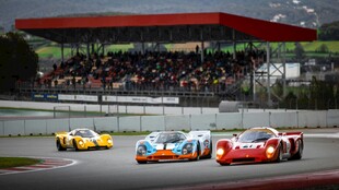 赛道上飞驰的多彩赛车