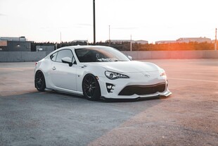 白色炫酷跑车于空旷场地