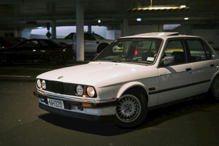 经典白色轿车停于车库