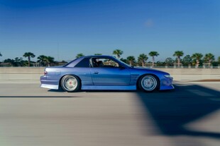 蓝色酷炫跑车驰骋在路上