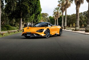 黄色超跑行驶在林荫道上