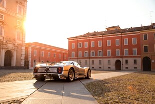 阳光下的复古车与欧式建筑