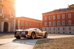 复古跑车于古典建筑前