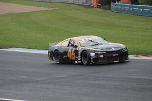 赛道上飞驰的炫酷赛车