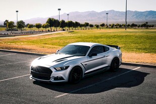 银色跑车停在开阔场地