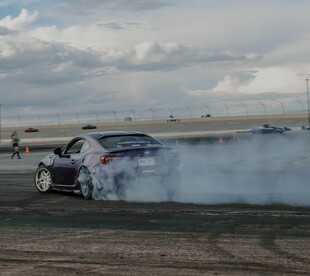 汽车漂移现场激烈瞬间