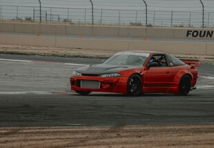 红色赛车驰骋赛道