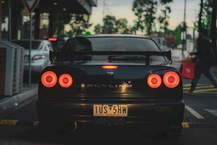 炫酷黑色跑车尾部特写