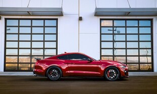 红色跑车停靠于玻璃门前