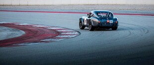 赛道上飞驰的炫酷赛车