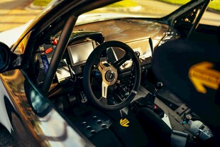 赛车驾驶舱内的操控瞬间