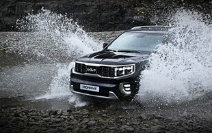 越野皮卡勇闯湍急水域