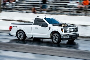 白色皮卡赛道漂移