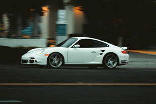 白色保时捷跑车夜色驰骋