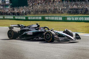 赛道上飞驰的黑色赛车