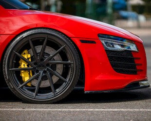 红色炫酷跑车特写