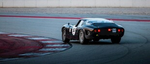 赛道上的黑色跑车