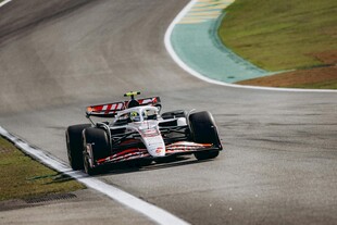 赛车疾驰于赛道