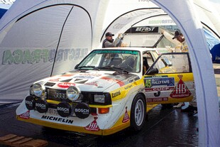 拉力赛车展示于拱形结构下